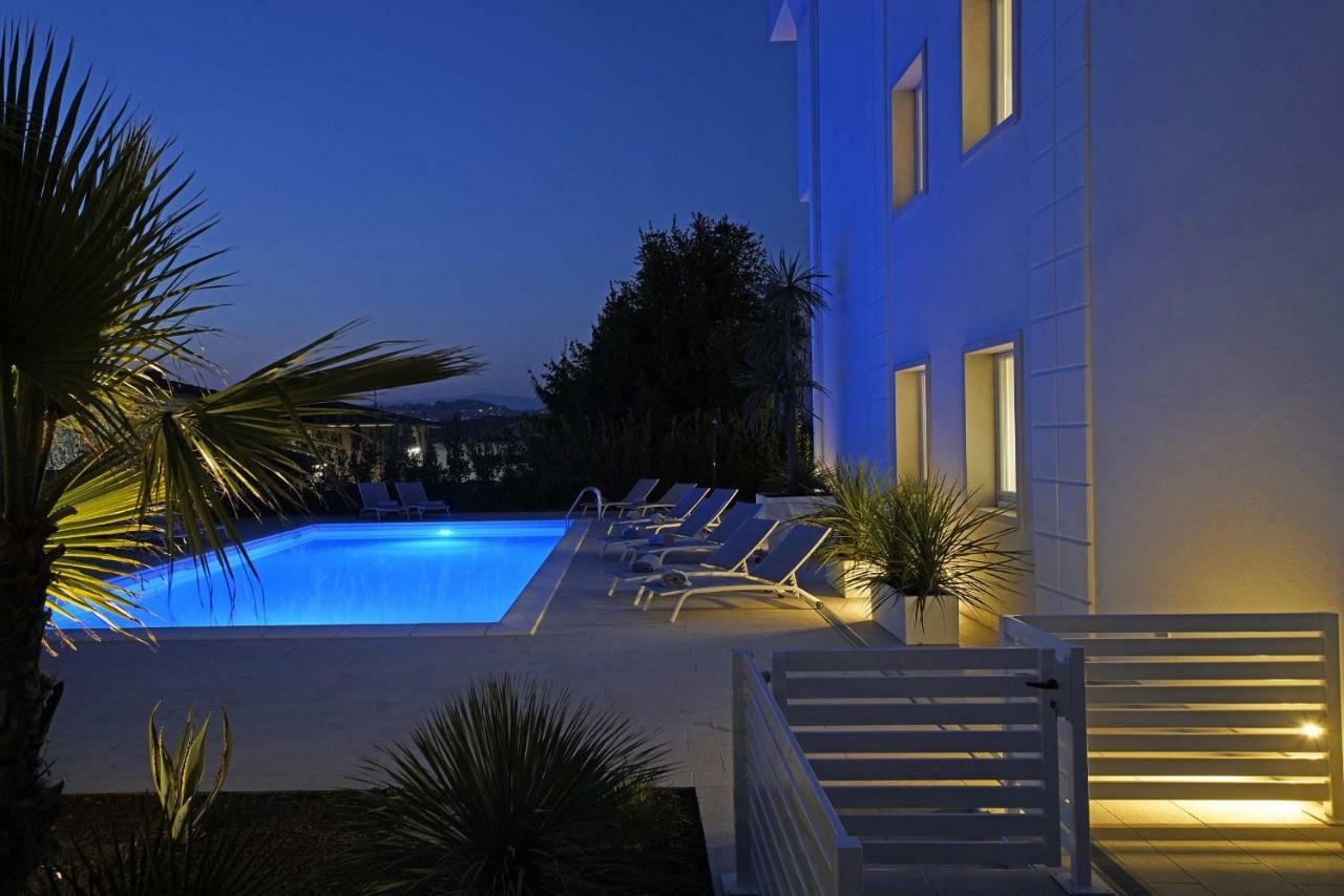 Villa Bianca Luxury Apartments Desenzano del Garda Exterior photo