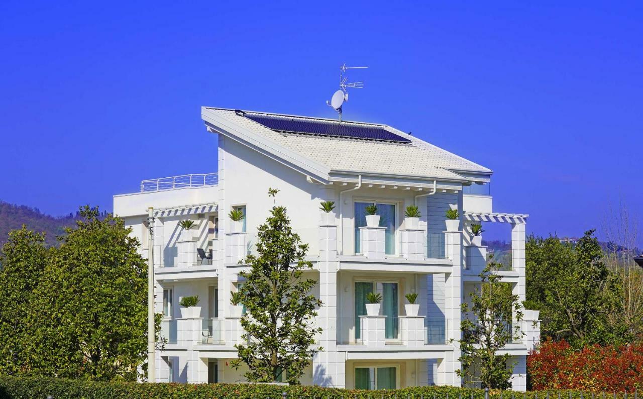 Villa Bianca Luxury Apartments Desenzano del Garda Exterior photo