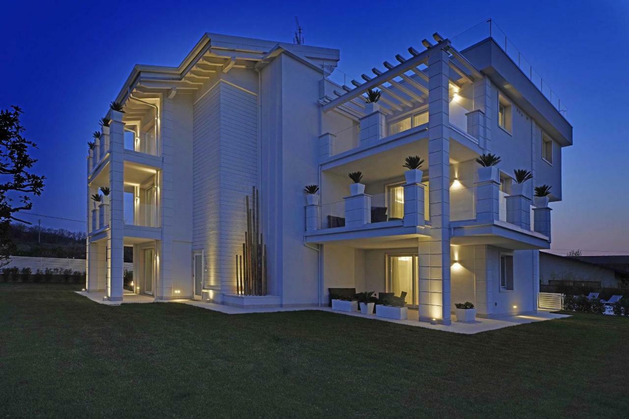 Villa Bianca Luxury Apartments Desenzano del Garda Exterior photo