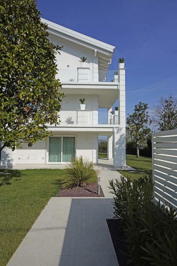 Villa Bianca Luxury Apartments Desenzano del Garda Exterior photo