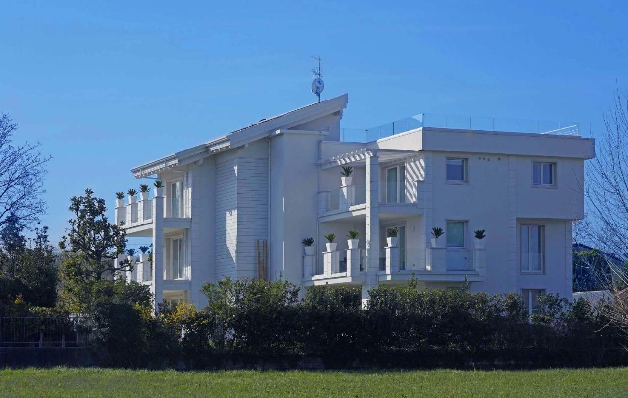 Villa Bianca Luxury Apartments Desenzano del Garda Exterior photo