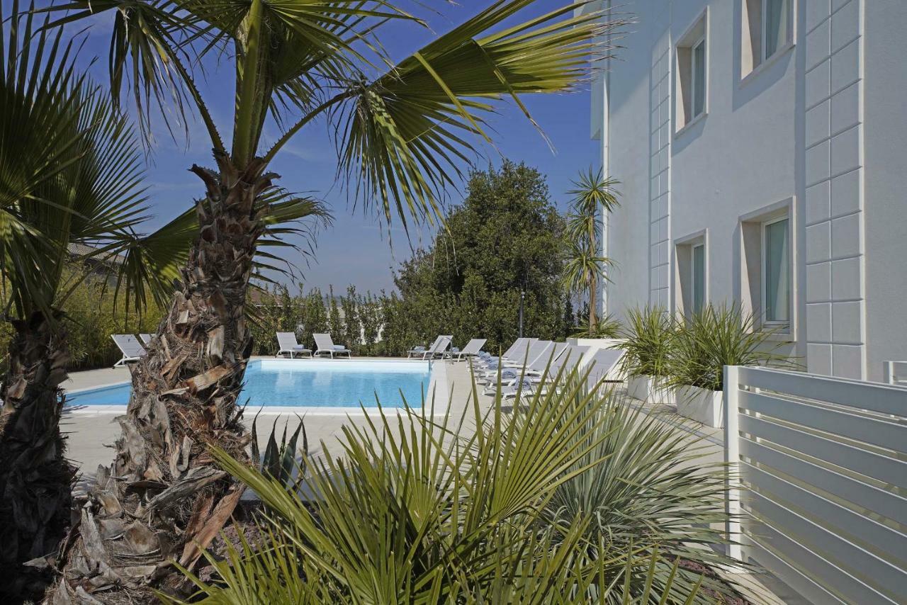 Villa Bianca Luxury Apartments Desenzano del Garda Exterior photo