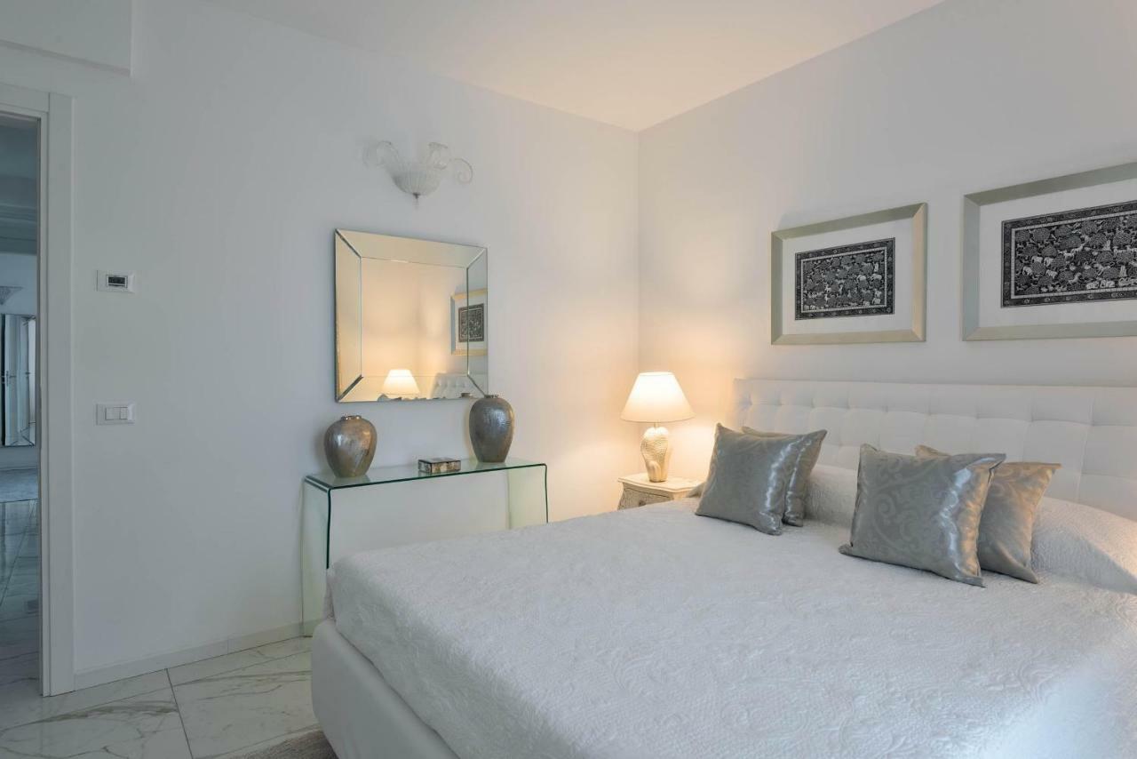 Villa Bianca Luxury Apartments Desenzano del Garda Exterior photo