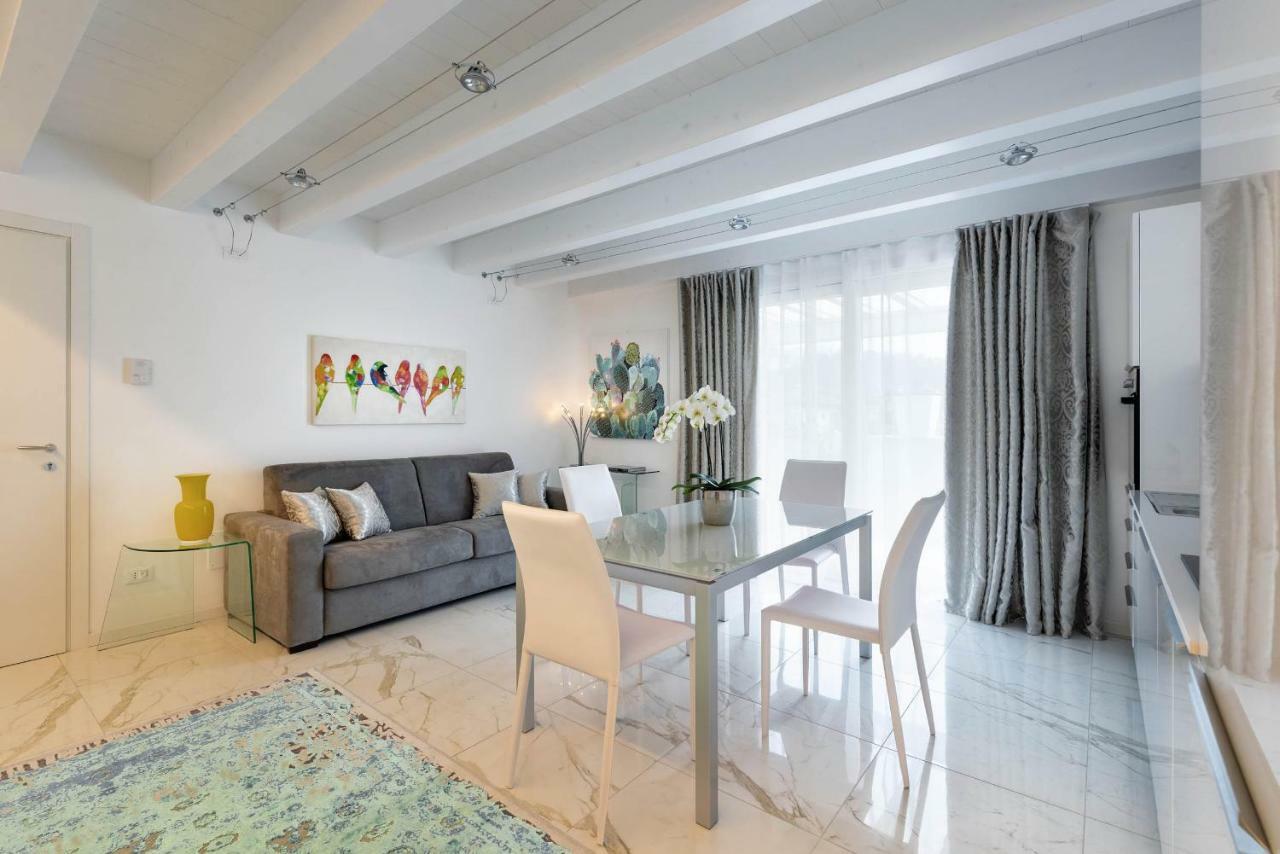 Villa Bianca Luxury Apartments Desenzano del Garda Exterior photo