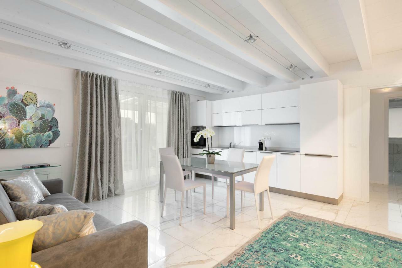 Villa Bianca Luxury Apartments Desenzano del Garda Exterior photo