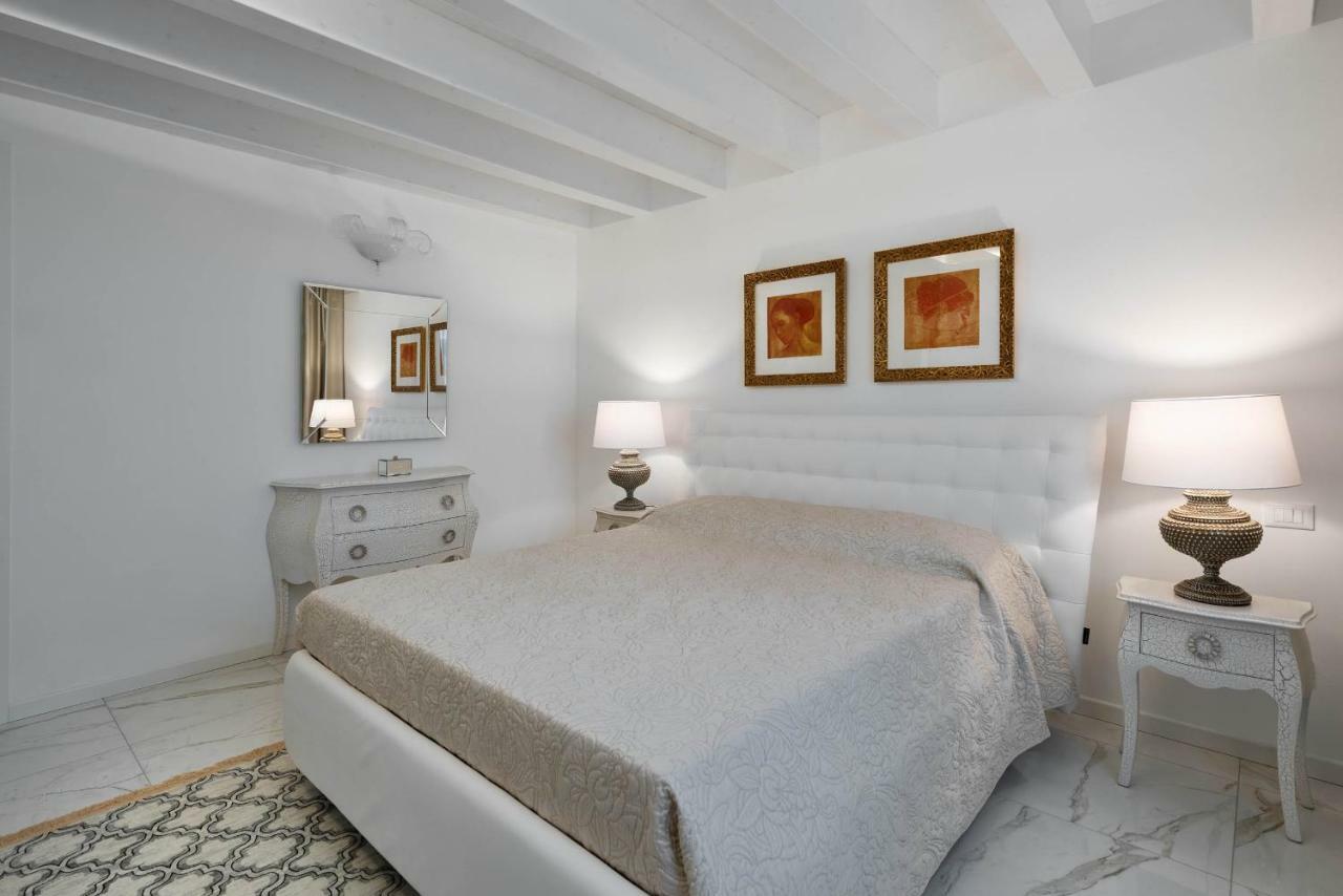 Villa Bianca Luxury Apartments Desenzano del Garda Exterior photo
