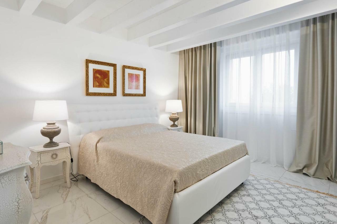 Villa Bianca Luxury Apartments Desenzano del Garda Exterior photo